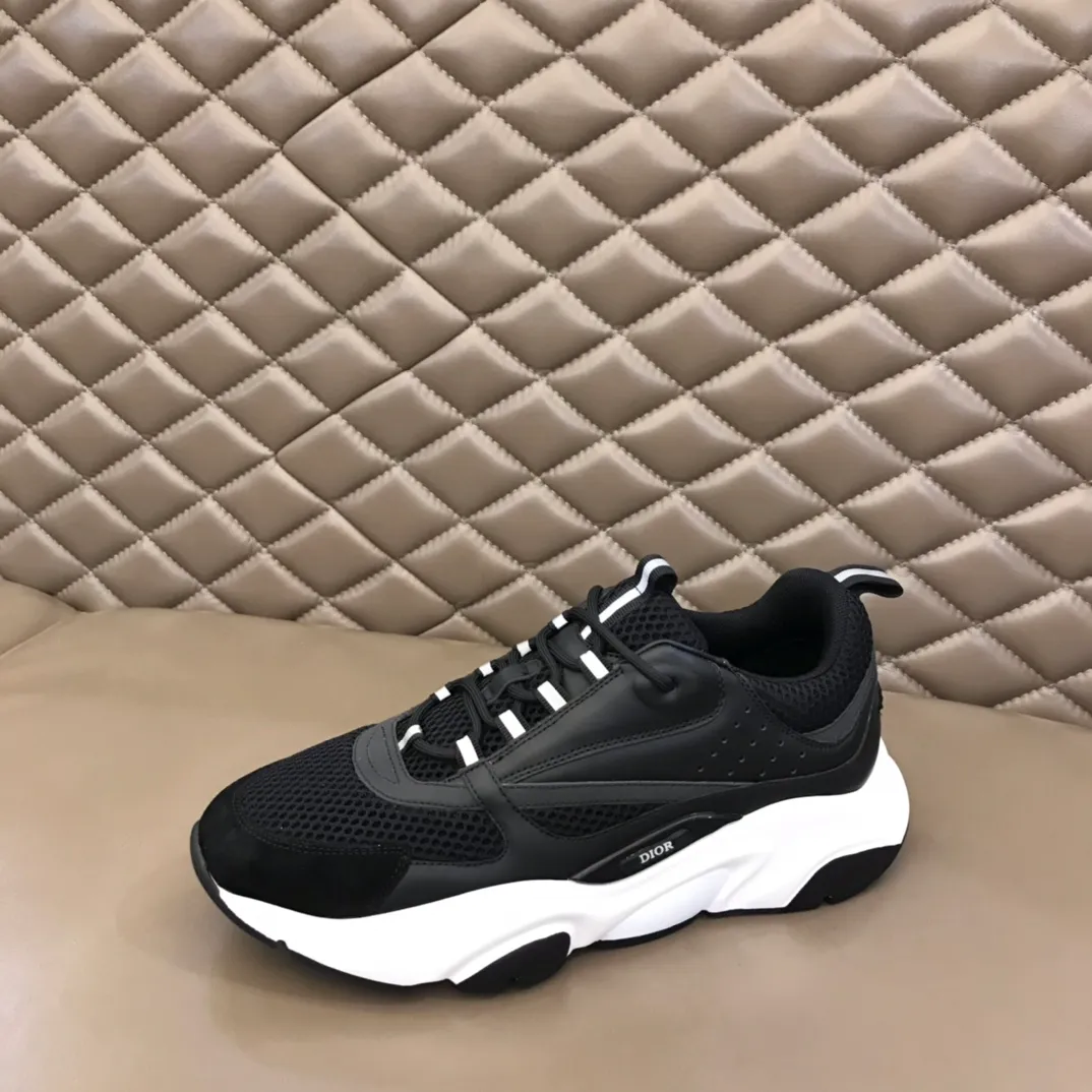 Factory price: 480💰 ◾️▫️Dior D®️ x 🆕 (high version) B22 men's jogging fashion sneakers, this single product draws inspiration from retro jogging shoes. It adopts a thick low-top design, with an upper made of black cow leather and mesh fabric, and a black and white engraved rubber sole. Black mesh fabric tongue and heel counters complement black laces, with an embossed "Di~r" logo embellishment on the side. These sneakers can be mixed and matched with a classic suit for a sporty chic look! Size: 39-45 (38, 46 can be customized)